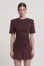 T-shirt Demie marron avec détails froncés et épaules rembourrées