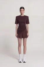T-shirt Demie marron avec détails froncés et épaules rembourrées