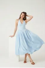 Robe longue Ophelia dos nu cintrée à la taille, bleue