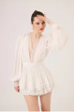 Robe Olanna blanche avec détails en dentelle et volants