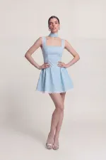 Robe Yvonne courte bleue à pois et détails châle en dentelle Robe Yvonne courte bleue à pois et détails châle en dentelle