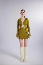 Mini-jupe en feutrine verte avec ceinture apparente.