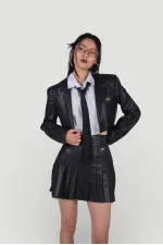 Jupe en cuir noir style universitaire