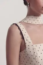 Robe Yvonne courte crème à pois et détails châle en dentelle. Robe Yvonne courte crème à pois et détails châle en dentelle.