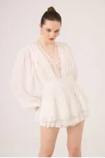 Robe Olanna blanche avec détails en dentelle et volants