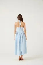 Robe longue Ophelia dos nu cintrée à la taille, bleue