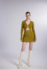 Mini-jupe en feutrine verte avec ceinture apparente.