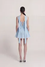 Robe Yvonne courte bleue à pois et détails châle en dentelle Robe Yvonne courte bleue à pois et détails châle en dentelle