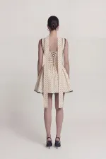Robe Yvonne courte crème à pois et détails châle en dentelle. Robe Yvonne courte crème à pois et détails châle en dentelle.
