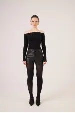 Chemisier en cachemire noir Macy à encolure Madonna en dentelle, modèle Madonna