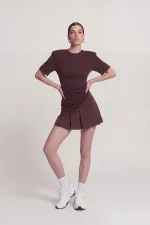 T-shirt Demie marron avec détails froncés et épaules rembourrées