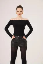 Chemisier en cachemire noir Macy à encolure Madonna en dentelle, modèle Madonna