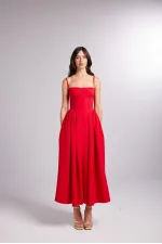Robe rouge à brides