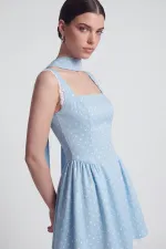 Robe Yvonne courte bleue à pois et détails châle en dentelle Robe Yvonne courte bleue à pois et détails châle en dentelle