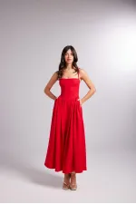 Robe rouge à brides