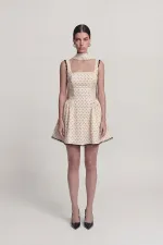 Robe Yvonne courte crème à pois et détails châle en dentelle. Robe Yvonne courte crème à pois et détails châle en dentelle.