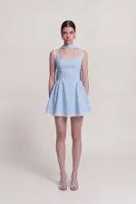 Robe Yvonne courte bleue à pois et détails châle en dentelle Robe Yvonne courte bleue à pois et détails châle en dentelle
