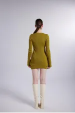 Mini-jupe en feutrine verte avec ceinture apparente.