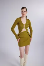 Mini-jupe en feutrine verte avec ceinture apparente.