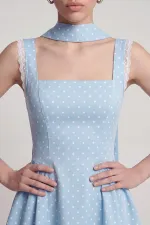 Robe Yvonne courte bleue à pois et détails châle en dentelle Robe Yvonne courte bleue à pois et détails châle en dentelle