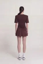 T-shirt Demie marron avec détails froncés et épaules rembourrées