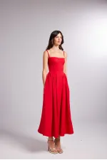Robe rouge à brides