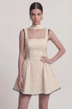 Robe Yvonne courte crème à pois et détails châle en dentelle. Robe Yvonne courte crème à pois et détails châle en dentelle.