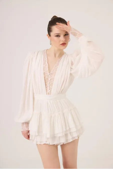 Robe Olanna blanche avec détails en dentelle et volants