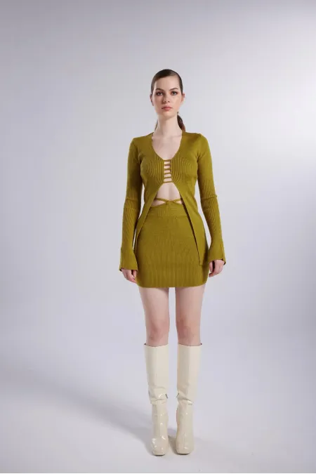 Mini-jupe en feutrine verte avec ceinture apparente.