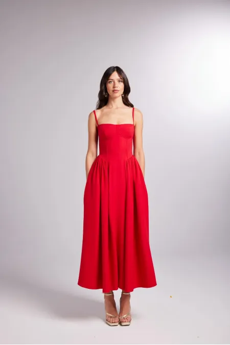 Robe rouge à brides