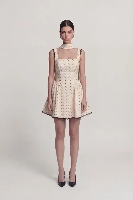 Robe Yvonne courte crème à pois et détails châle en dentelle.
