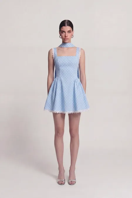 Robe Yvonne courte bleue à pois et détails châle en dentelle