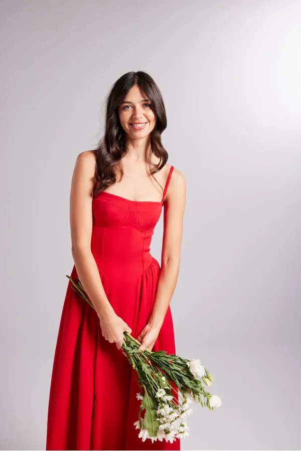 Robe rouge à brides