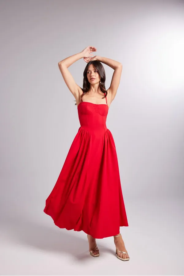 Robe rouge à brides