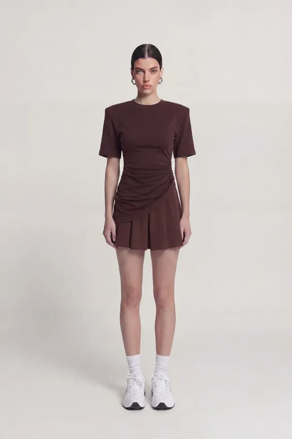 T-shirt Demie marron avec détails froncés et épaules rembourrées