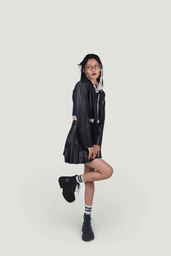 Jupe en cuir noir style universitaire