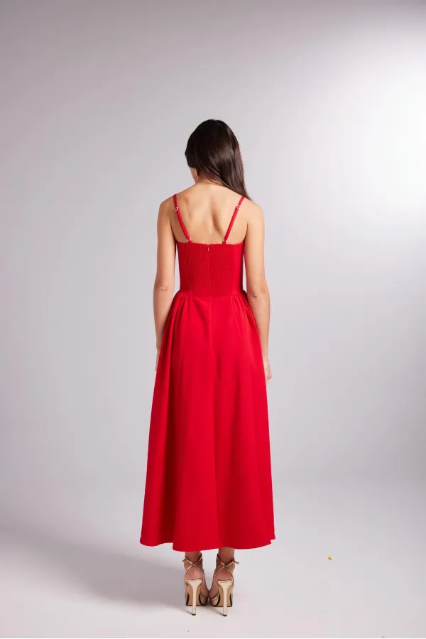 Robe rouge à brides