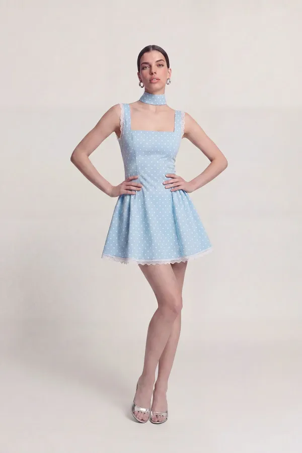 Robe Yvonne courte bleue à pois et détails châle en dentelle Robe Yvonne courte bleue à pois et détails châle en dentelle