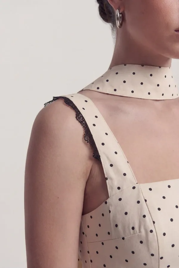 Robe Yvonne courte crème à pois et détails châle en dentelle. Robe Yvonne courte crème à pois et détails châle en dentelle.