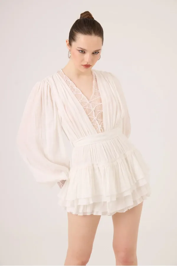 Robe Olanna blanche avec détails en dentelle et volants