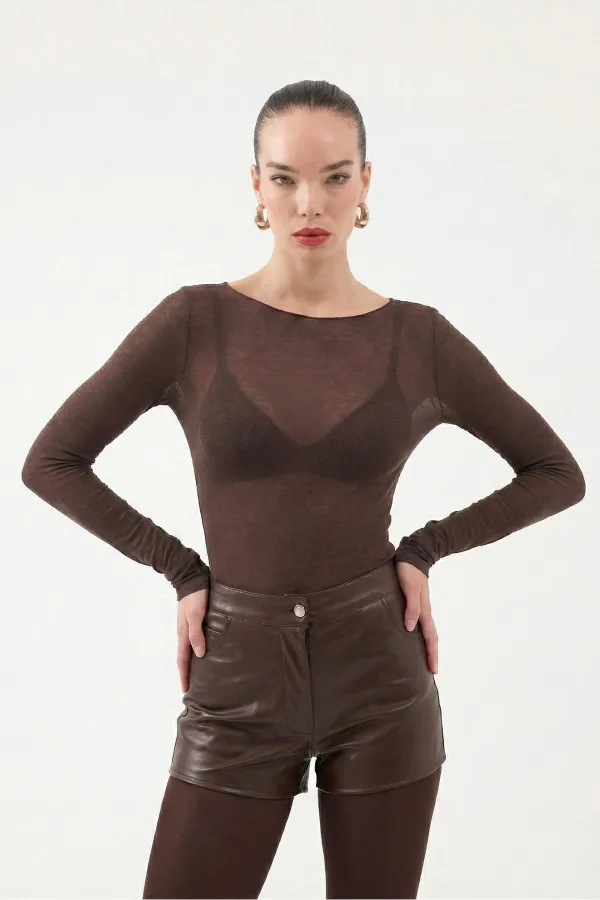 Chemisier Nikki en cachemire ultra doux à col bateau, couleur café