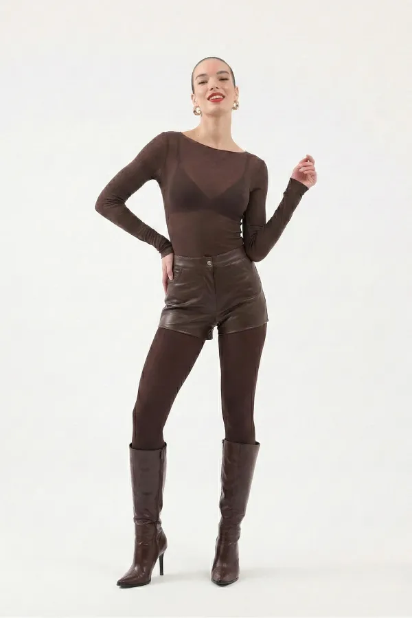 Chemisier Nikki en cachemire ultra doux à col bateau, couleur café