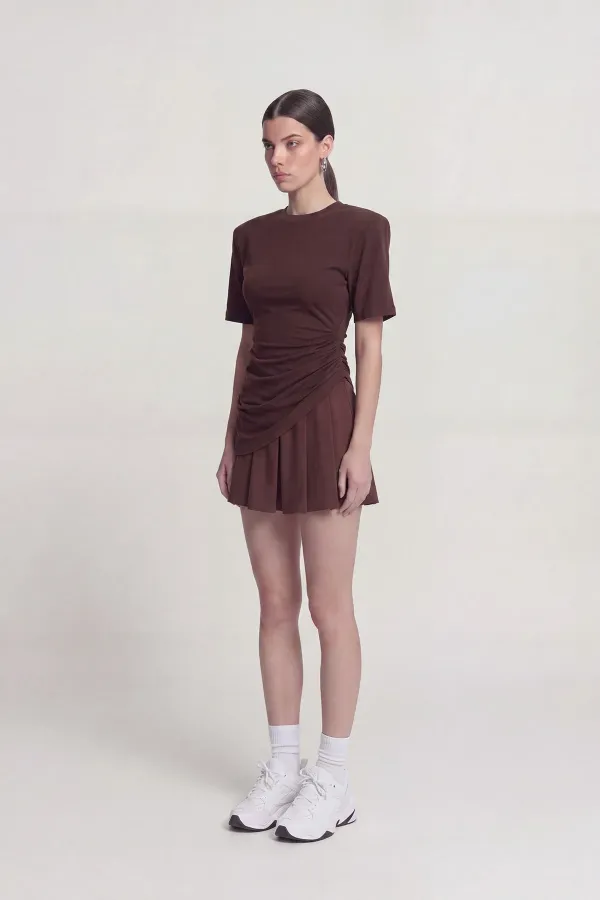 T-shirt Demie marron avec détails froncés et épaules rembourrées