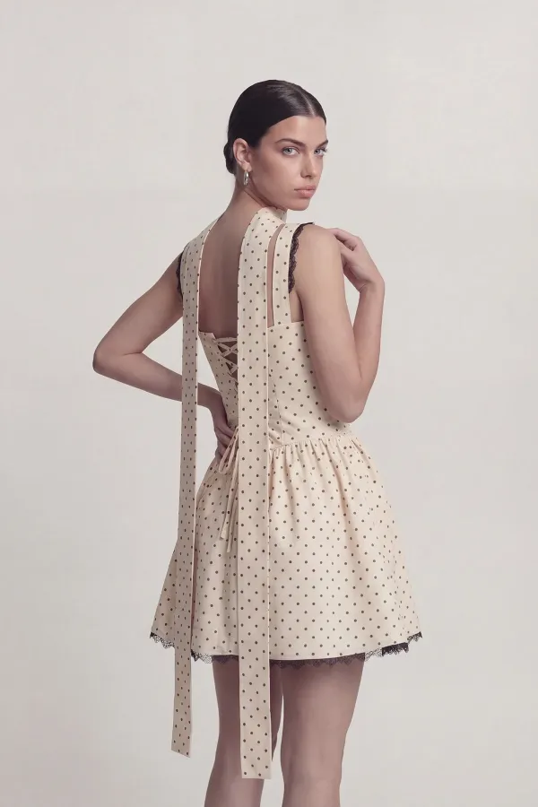 Robe Yvonne courte crème à pois et détails châle en dentelle. Robe Yvonne courte crème à pois et détails châle en dentelle.