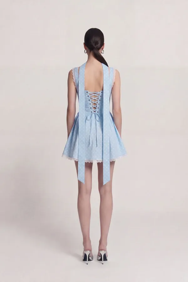 Robe Yvonne courte bleue à pois et détails châle en dentelle Robe Yvonne courte bleue à pois et détails châle en dentelle