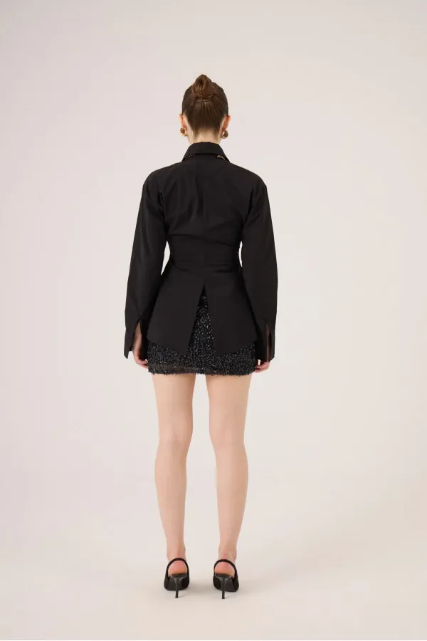 Chemise Paula, noire, coupe cintrée, taille marquée