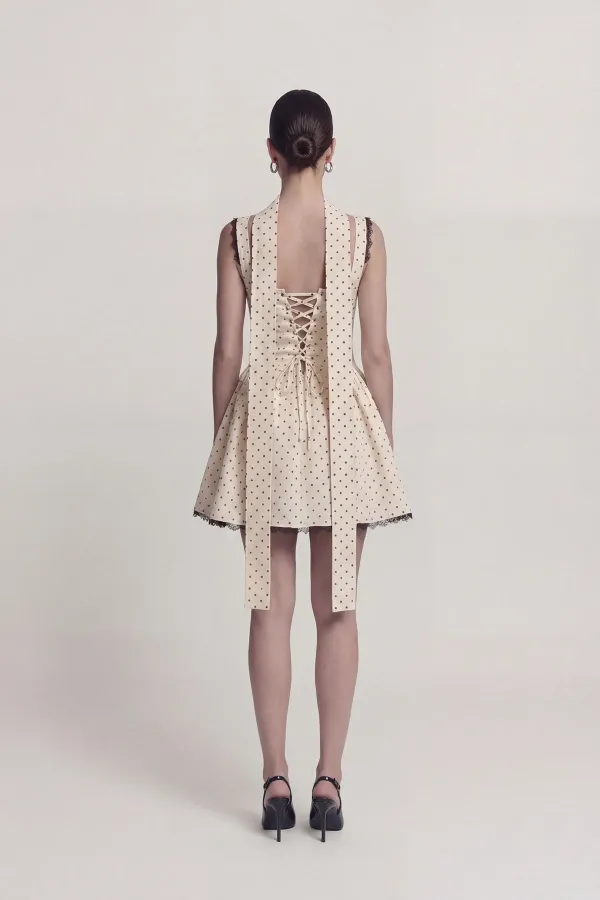 Robe Yvonne courte crème à pois et détails châle en dentelle. Robe Yvonne courte crème à pois et détails châle en dentelle.