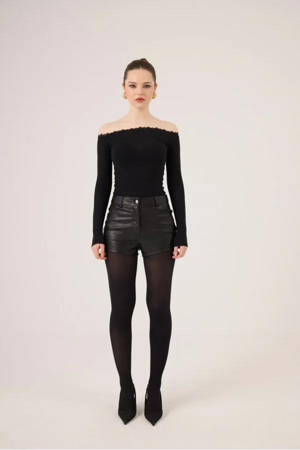 Chemisier en cachemire noir Macy à encolure Madonna en dentelle, modèle Madonna