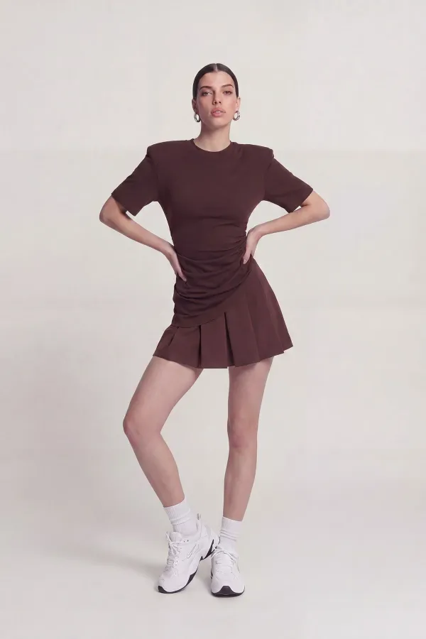 T-shirt Demie marron avec détails froncés et épaules rembourrées