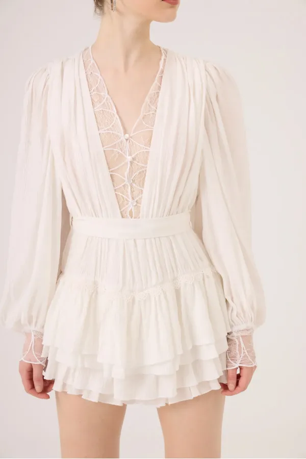 Robe Olanna blanche avec détails en dentelle et volants